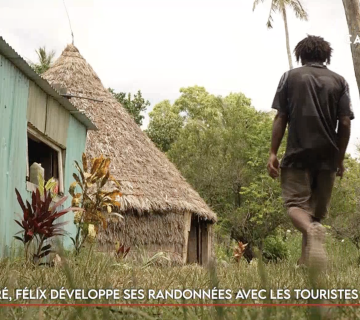À Maré, Félix développe ses randonnées avec les touristes locaux