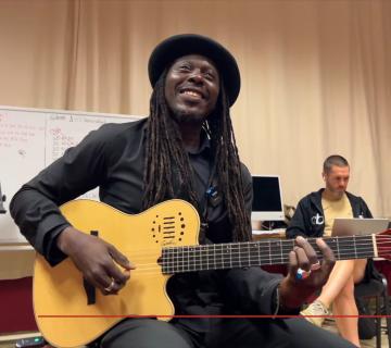 Faada Freddy en résidence avec des chanteurs locaux ©Caledonia